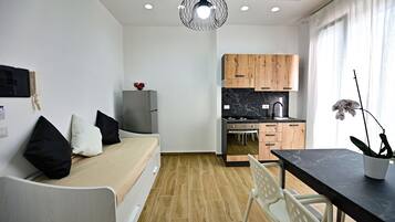 Habitación familiar, balcón, vista parcial al mar | Cortinas blackout, tabla de planchar con plancha y wifi gratis
