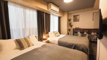 Kamar Quadruple Comfort, balkon, pemandangan kota | Tirai kedap cahaya, kedap suara, dan Wi-Fi gratis