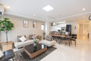 Luxury Suite, Balcony, City View | Living room | 40-inch LCD TV with digital channels, Netflix, Hulu