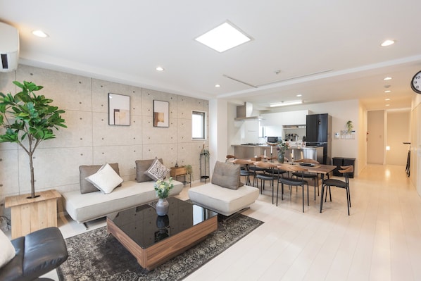 Luxury Suite, Balcony, City View | Living room | 40-inch LCD TV with digital channels, Netflix, streaming services