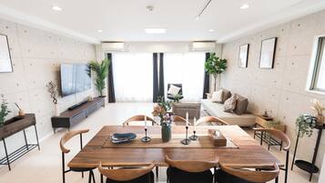 Luxury Suite, Balcony, City View | In-room dining