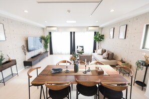 Luxury Suite, Balcony, City View | In-room dining