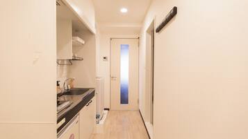 Kamar Quadruple Comfort, balkon, pemandangan kota | Dapur pribadi