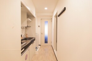 Habitación cuádruple Confort, balcón, vista a la ciudad | Cocina privada