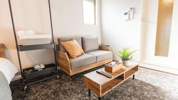 Habitació quàdruple Comfort, balcó, vistes a la ciutat | Cortines opaques, habitacions insonoritzades i wifi gratuïta