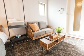 Comfort-værelse til 4 personer - balkon - byudsigt | Mørklægningsgardiner, lydisolering, gratis Wi-Fi