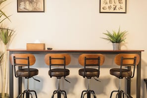 Comfort fyrbäddsrum - balkong - utsikt mot staden | Mörkläggningsgardiner, ljudisolering och gratis wi-fi