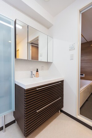 Luxury Suite, Balcony, City View | Bathroom