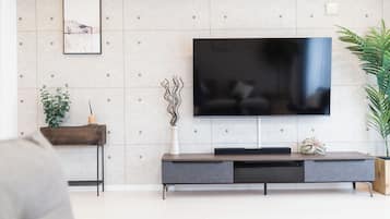 Luxury Suite, Balcony, City View | Living room | 40-inch LCD TV with digital channels, Netflix, Hulu