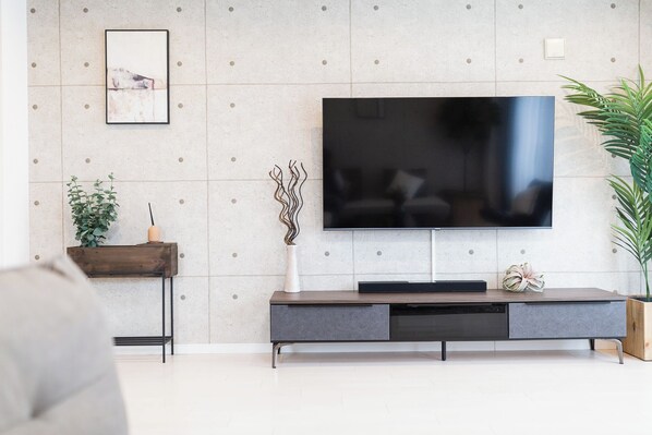 Luxury Suite, Balcony, City View | Living room | 40-inch LCD TV with digital channels, Netflix, Hulu