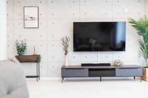 Lyxsvit - balkong - utsikt mot staden | Vardagsrum | 40-tums LCD-tv med digitalkanaler, Netflix och Hulu