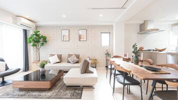 Luxury-Suite, Balkon, Stadtblick | Wohnzimmer | 40-Zoll-LCD-Fernseher mit Digitalempfang, Netflix, Hulu