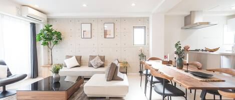 Luxury Suite, Balcony, City View | Living room | 40-inch LCD TV with digital channels, Netflix, Hulu