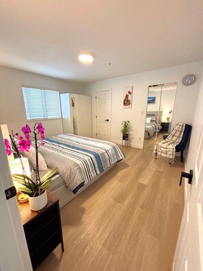 3 عدّة غرف نوم وخزنة داخل الغرفة ومكتب ومكواة/لوح كي