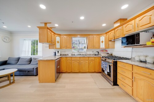 Large 1800 Sq Private House, 1King,3Queen, Sleeps 10 PAX near Downtown & Airport