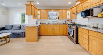 Large 1800 Sq Private House, 1King,3Queen, Sleeps 10 PAX near Downtown & Airport