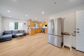 冰箱、微波炉、烤箱、炉灶