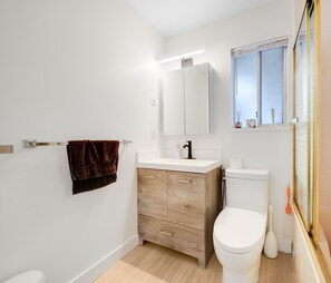 Haartrockner, Bidet, Handtücher, Seife