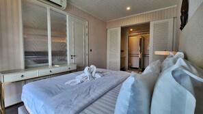 Appart'hôtel, balcon, vue piscine | Coffres-forts dans les chambres, rideaux occultants