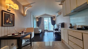 Appart'hôtel, balcon, vue piscine | Coin cuisine privé | Grand réfrigérateur, micro-ondes, plaque de cuisson