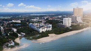 Eine Küstenstadt mit einem markanten Strand, mehreren Hochhäusern und einer Mischung aus Wohn- und Geschäftsgebäuden.