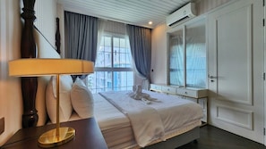 Appart'hôtel, balcon, vue piscine | Coffres-forts dans les chambres, rideaux occultants