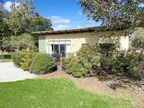 Exterior - Family-Friendly 3BR Villa with Pools, Spa & Starlink with in the Ramada Resort (Cowes)