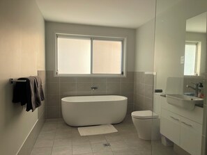 Een douche, een haardroger, handdoeken, zeep