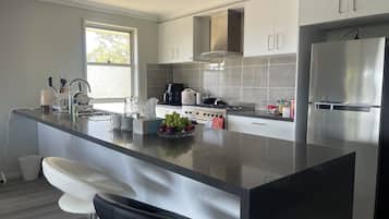 Frigorífic, microones, forn i placa de cuina