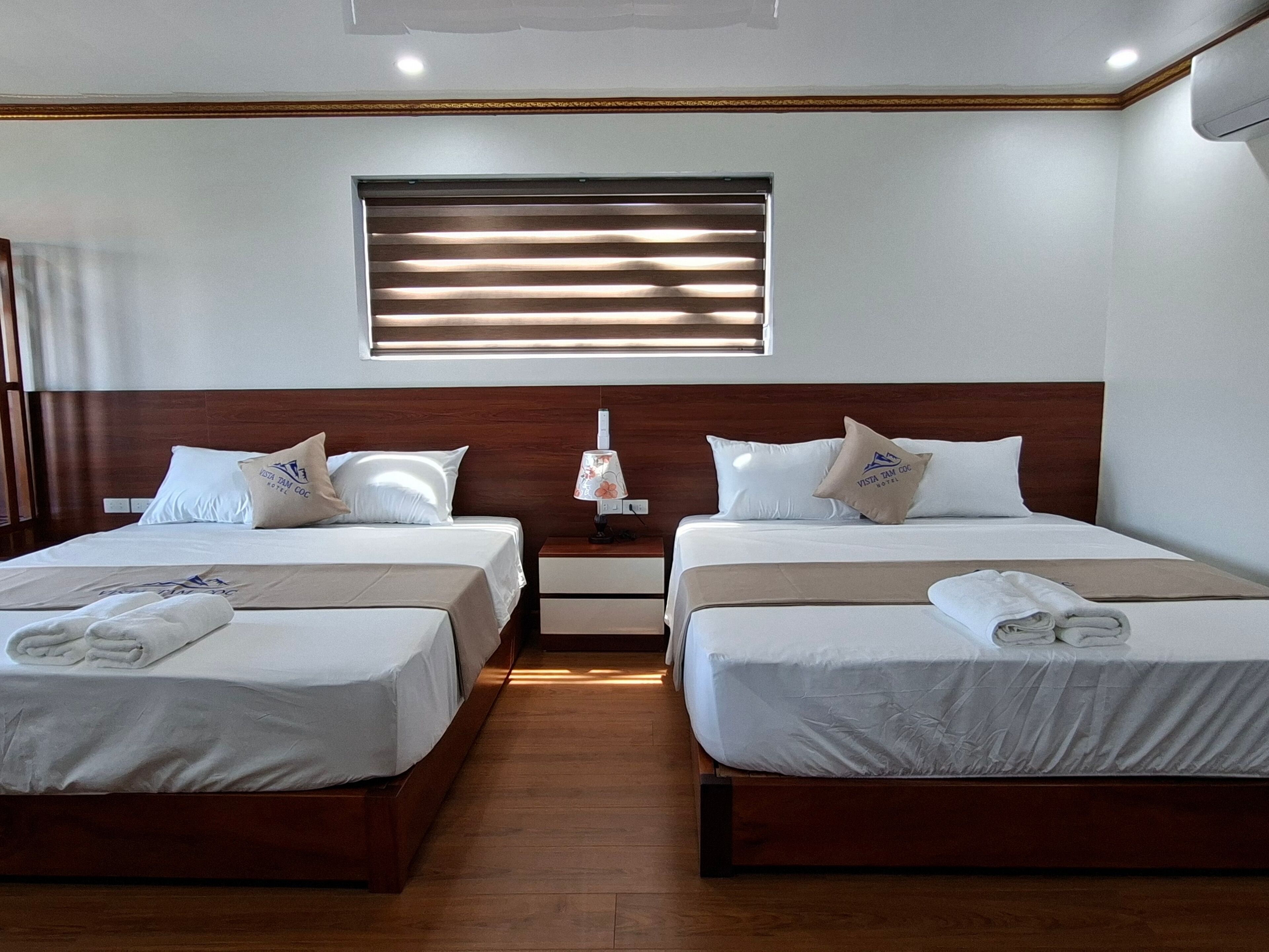 スタンダード 4 人部屋 マウンテンビュー | デスク、WiFi (無料)