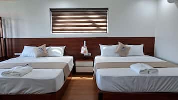 Habitación cuádruple estándar, vistas a la montaña | Escritorio y wifi gratis