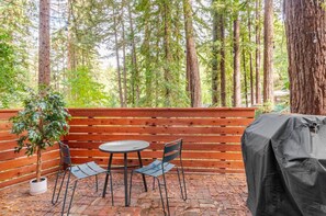 Outdoor dining - Delightful 1-Bedroom Cottage in Boulder Creek (Boulder Creek)