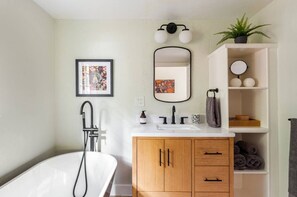 Shower, towels, soap, toilet paper - Delightful 1-Bedroom Cottage in Boulder Creek (Boulder Creek)