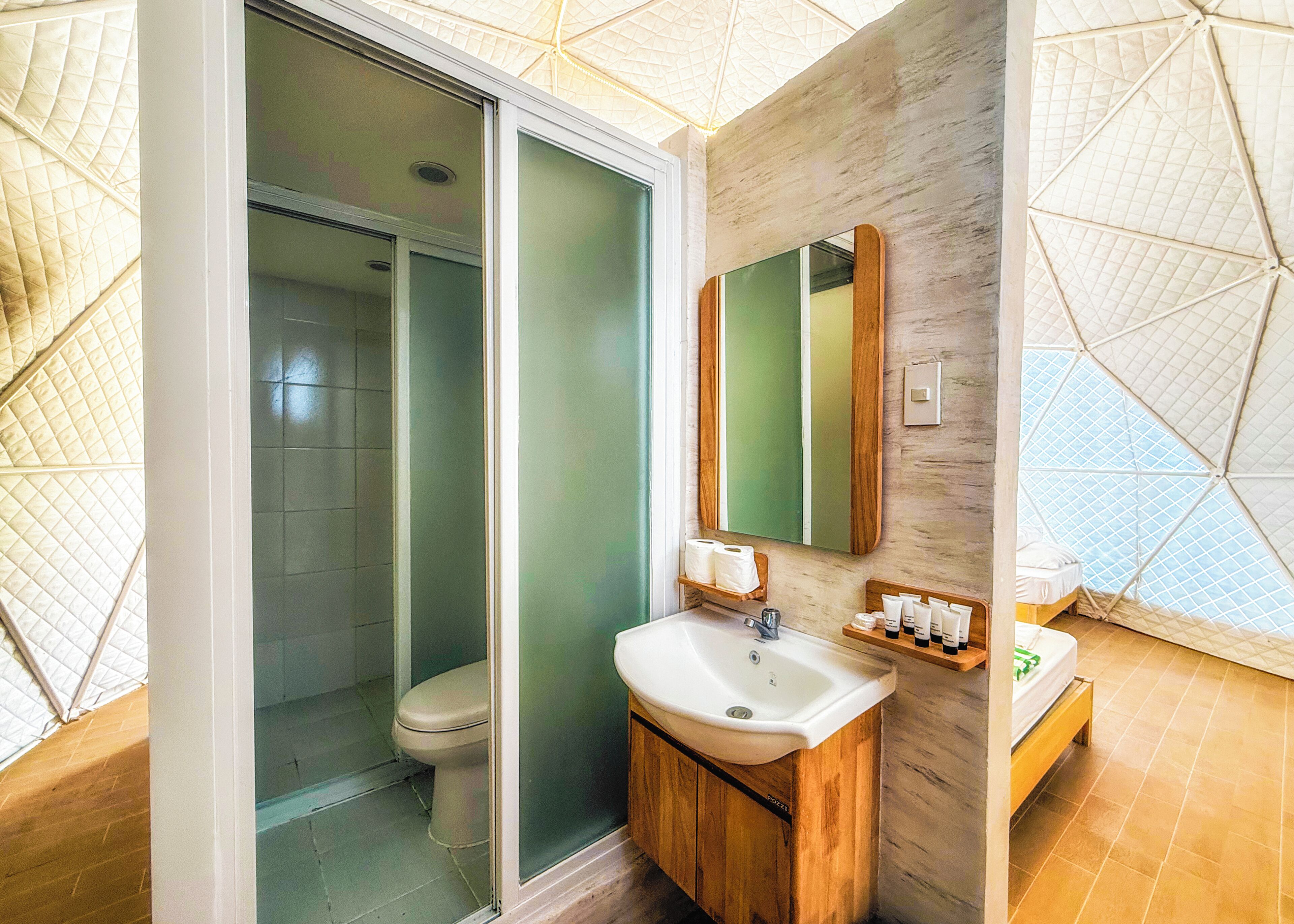 Habitación triple básica, no fumadores, vistas al jardín | Caja fuerte, cortinas opacas, ropa de cama