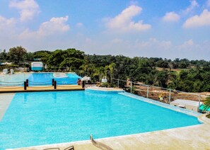 Piscine extérieure, parasols de plage, chaises longues
