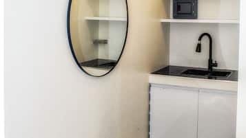 Habitación cuádruple, vista al jardín | Caja de seguridad en la habitación