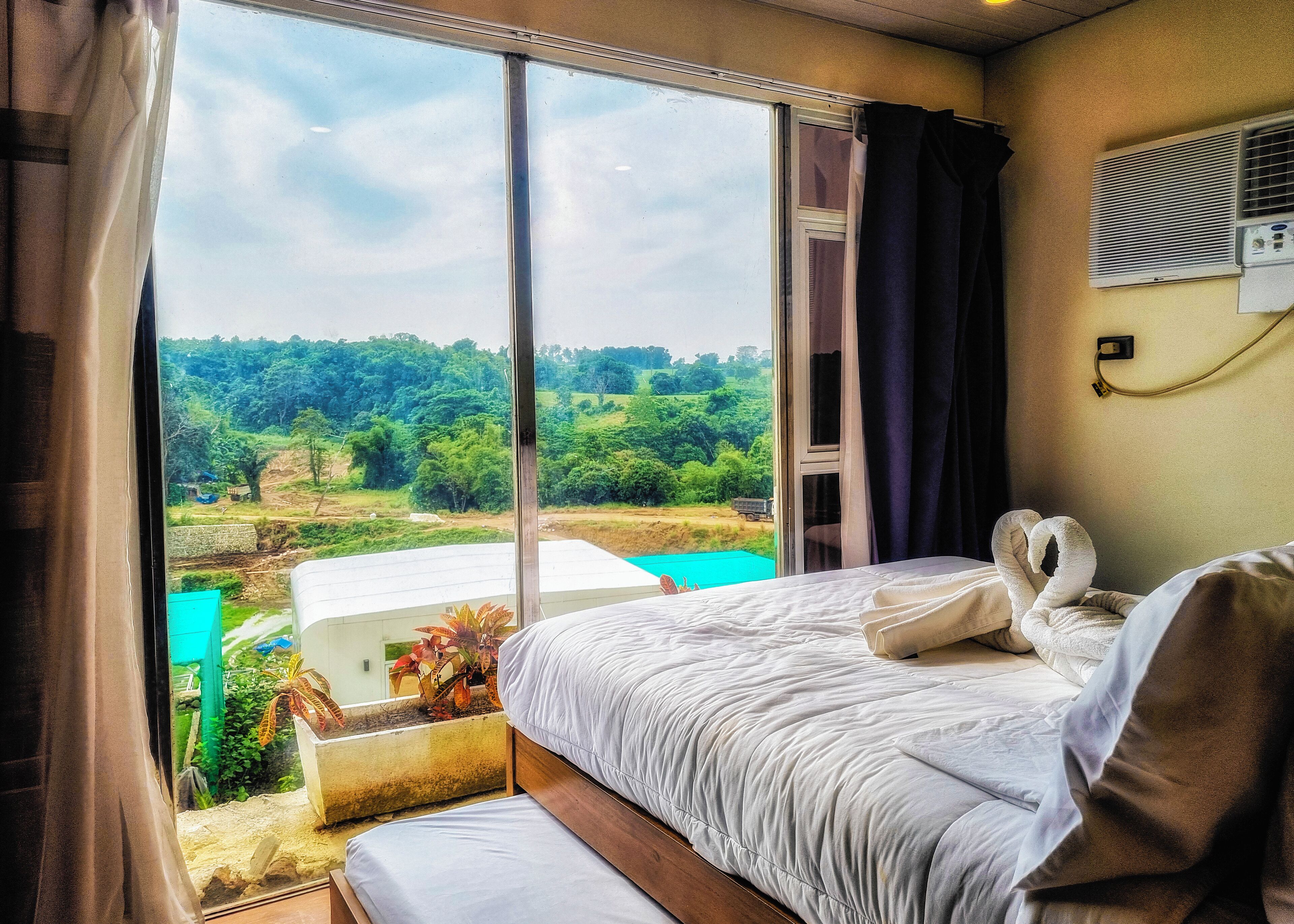 Caja de seguridad en la habitación, cortinas blackout y ropa de cama 