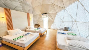 Habitación triple básica, para no fumadores, vista al jardín | Caja de seguridad en la habitación, cortinas blackout y ropa de cama