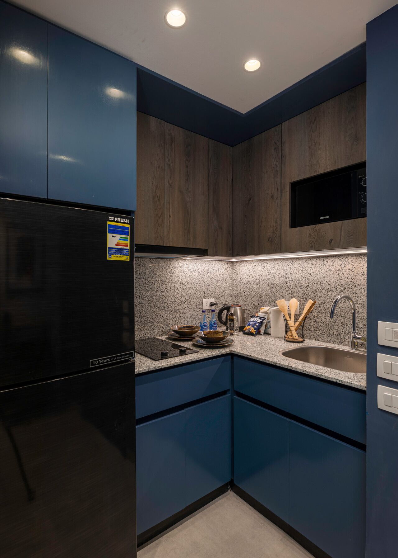 Frigorifero, microonde, piano cottura, pentole/stoviglie/utensili