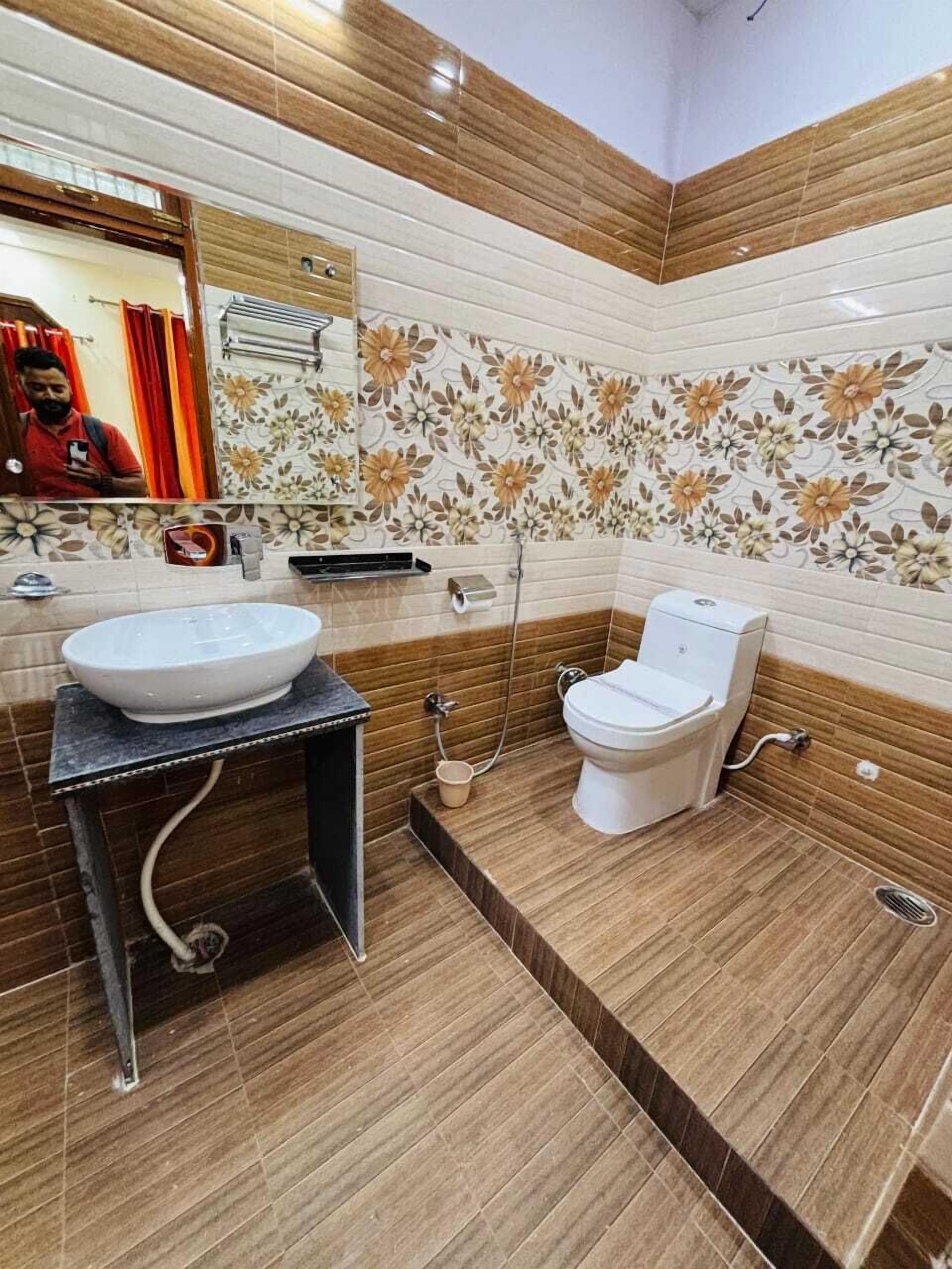 Chambre Simple Deluxe, balcon, vue parc | Salle de bain | Douche, articles de toilette gratuits, serviettes fournies, savon