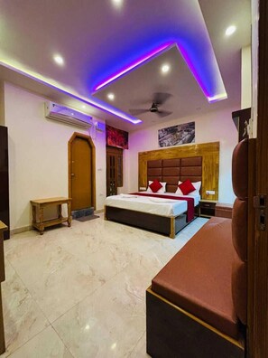 Deluxe Single Room, Balcony, Park View | Laptop workspace, free WiFi