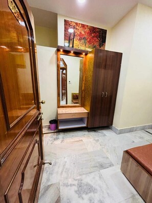 Family Single Room, Balcony, Park View | Living area
