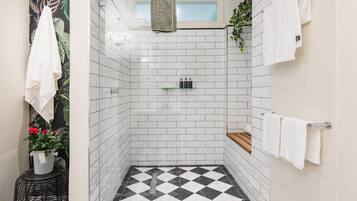 Superior Cottage | Bathroom | Soap, shampoo, toilet paper