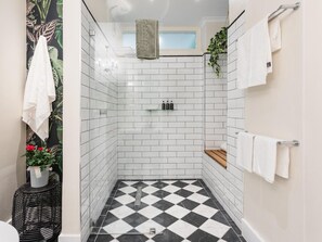 Superior Cottage | Bathroom | Soap, shampoo, toilet paper