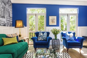 Escritorio, espacio para trabajar con laptop y wifi gratis 