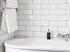 Appartamento Standard, vista città | Bagno | Sapone, shampoo, carta igienica