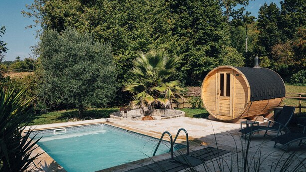 Seasonal outdoor pool, open 10:00 AM to 9:00 PM, pool umbrellas - L'annexe (Sonnay)