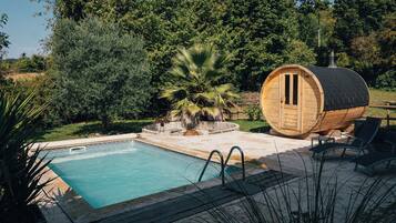 Piscine extérieure (ouverte en saison)