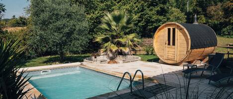 Una piscina al aire libre de temporada (de 10:00 a 21:00), sombrillas