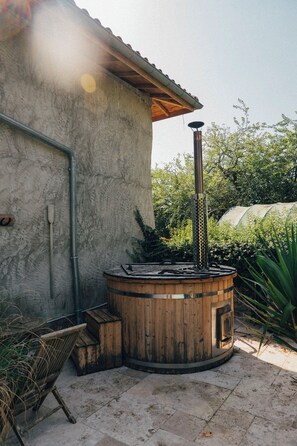 Outdoor spa tub